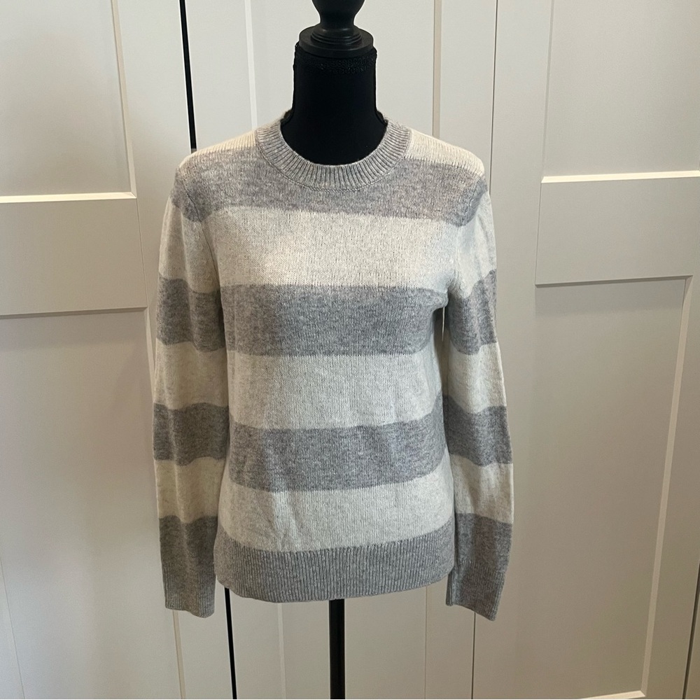 GAP Women's Striped Crew Neck Sweater - Gray and Cream